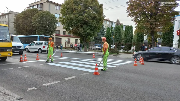 У Луцьку на Перемоги оновлюють розмітку – утворився затор (фото)