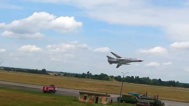 Неймовірно низько: показали відео проходу літака над луцьким аеродромом