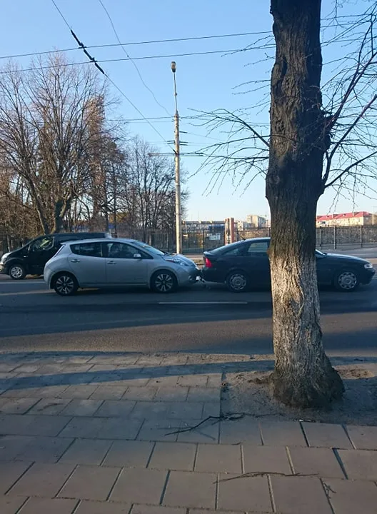 Біля «Авангарду» зіткнулися три автівки, рух ускладнений (фото)