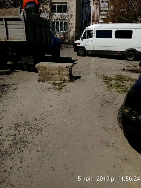 Муніципали прибрали з луцьких дворів обмежувачі руху (фото)