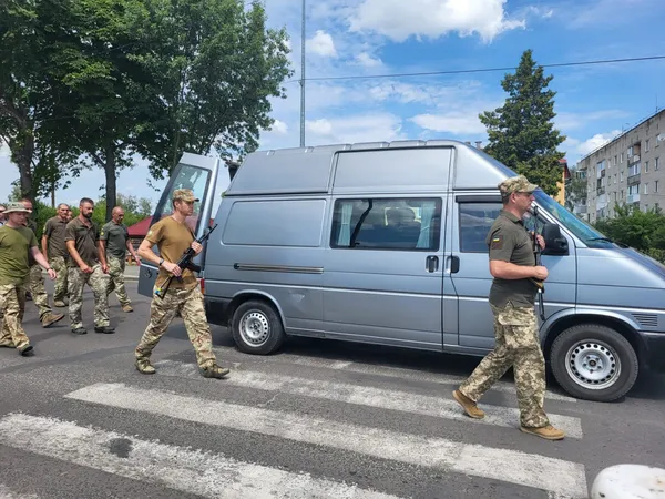 Сотні ковельчан стали на коліна перед загиблим Героєм (фото)