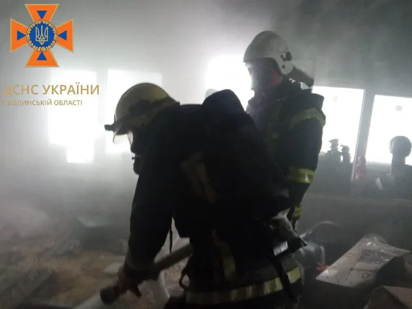 Пожежа у житловому будинку: на Волині з вогню витягли 3 дітей та маму (фото)