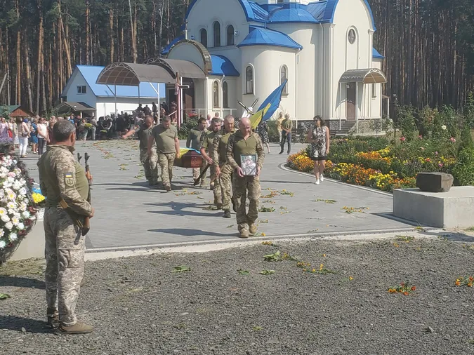 На Маневиччині прощались із захисником Володимиром Михайловим (фото)