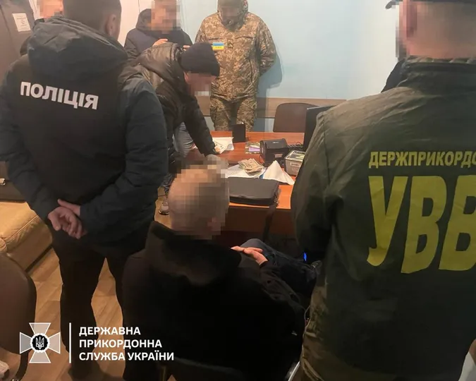 $500 + €450: на ПП «Ягодин» ухилянт хотів підкупити прикордонника (фото)