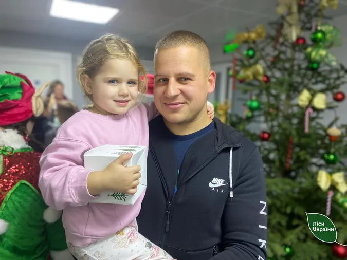 Волинські лісівники завітали до дитячих лікарень з подарунками для малечі