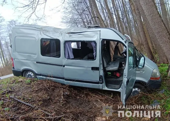 П'ятеро постраждалих: на «Варшавці» бус з пасажирами злетів у кювет (фото, відео)