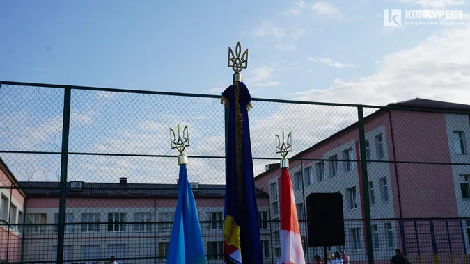 Квіти, дзвоники і діти: як у Луцькому ліцеї №9 відзначили 1 вересня (фото)