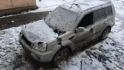 Через засніжені кабелі у Луцьку потрощило машину