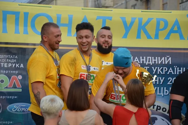 Усмішки для дівчат завжди знаходять 