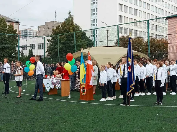 Веселі і сумні: святкування першого дзвоника у луцькій школі №9 (фото)