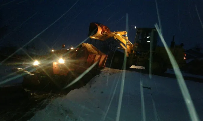 На Волині дороги від снігу очищають, але водіїв просять не їздити без потреби (фото)