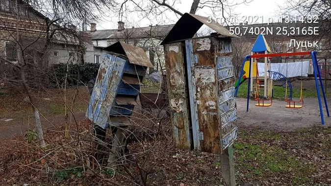 Кінець епохи: у Луцьку зрізають старі поштові скриньки (фото)
