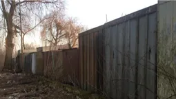 У Луцьку муніципали таки демонтували паркан Старого ринку (фото)