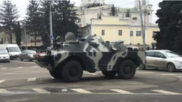 Посеред Луцька припаркувався броньовик (фото)