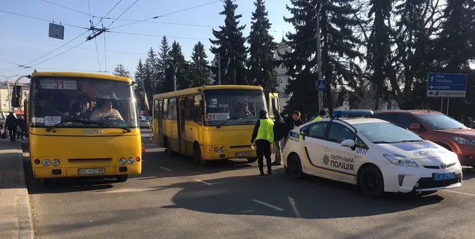 У центрі Луцька – аварія за участю маршрутки (фото)