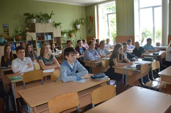Під час уроку вся увага - на вчителя 