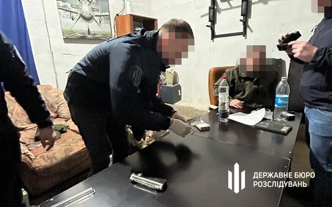 ДБР зловило на хабарі у 100 тисяч двох офіцерів ЗСУ (фото, відео)