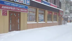 "Кому треба, той долізе": як луцькі підприємці "чистяться" від снігу (фото)