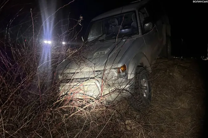 У Ковелі чоловіки на легковику, втікаючи від патрульних, злетіли у кювет (фото)