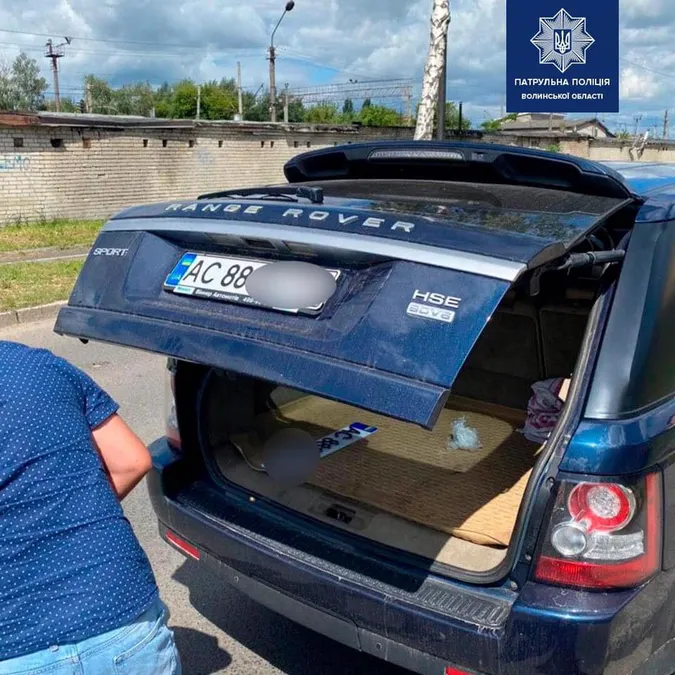 На Волині водія Land Rover покарали за номери з пластику (фото)
