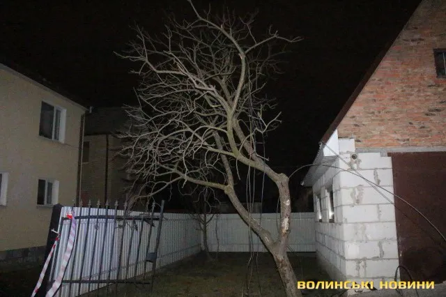 ДТП у Луцьку: водій протаранив гараж та стовп електроопори, а сам втік (фото)