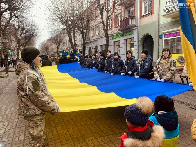 У Луцьку в День Соборності створили «ланцюг єднання» (фото)
