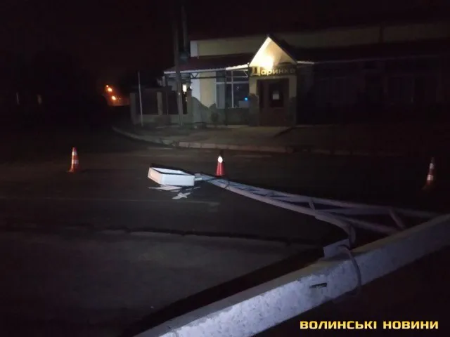 У Луцьку п'яний на мікроавтобусі повалив дорожній знак (фото)