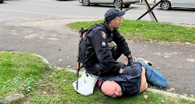 Хотів курити: у Луцьку затримали неадеквата, який розбив вітрину кіоску (фото, відео)
