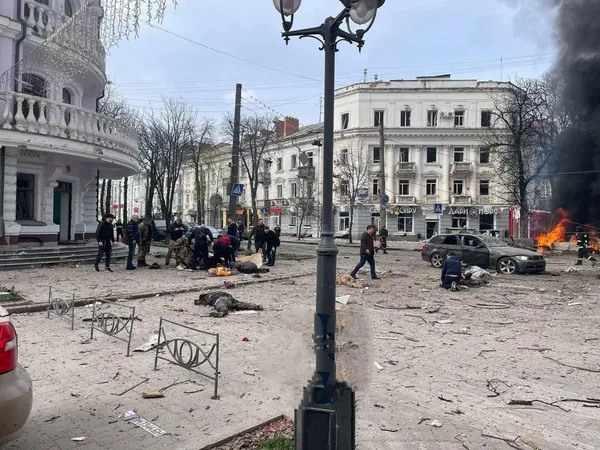 Росіяни на Вербну неділю вдарили по центру Сум, є багато загиблих (фото, відео 18+)