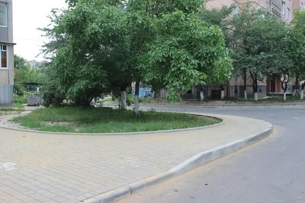 Показали, як ремонтують вулиці Луцька та «підпирають» Замок Любарта
