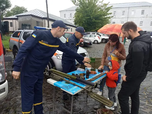 У Луцькому замку сапери ДСНС познайомили дітей зі смертоносними предметами (фото)