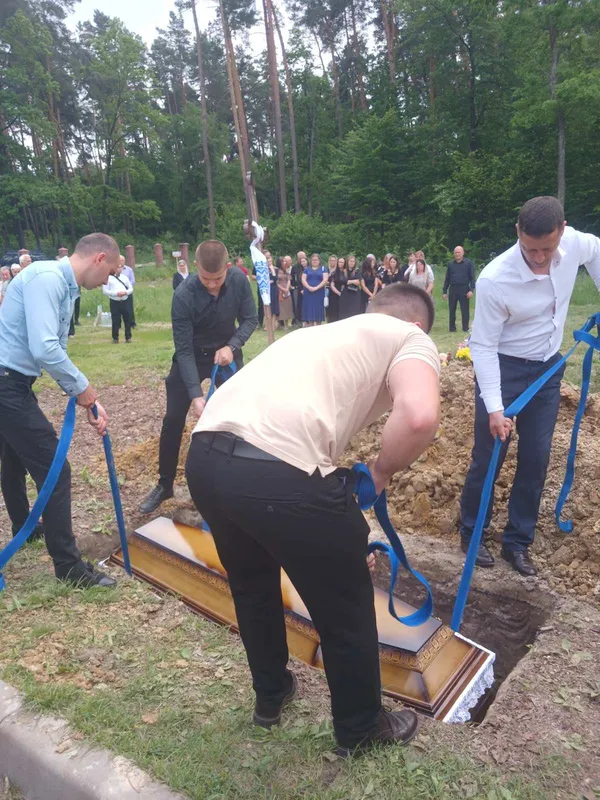 У Ківерцях на колінах зустріли загиблого воїна Володимира Зелінського (фото)