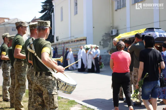 Віддали життя за нас: Луцьк на колінах попрощався з двома захисниками (фото, відео)