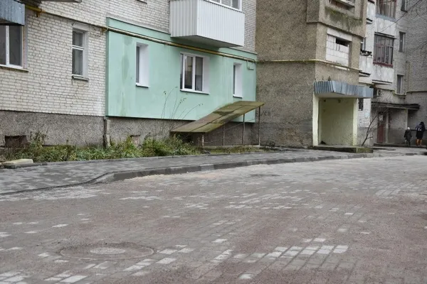 У Луцьку на Соборності відремонтували двір (фото)