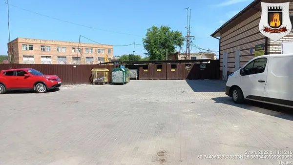 «Хаотичне паркування»: муніципали знайшли порушника у дворі новобудови у Луцьку (фото)