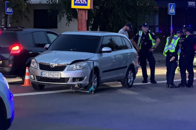 У Луцьку на Грушевського підліток на самокаті потрапив під колеса авто (відео)