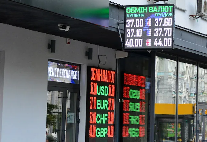 Обмінники можуть змусити працювати лише по курсу «ПриватБанку»