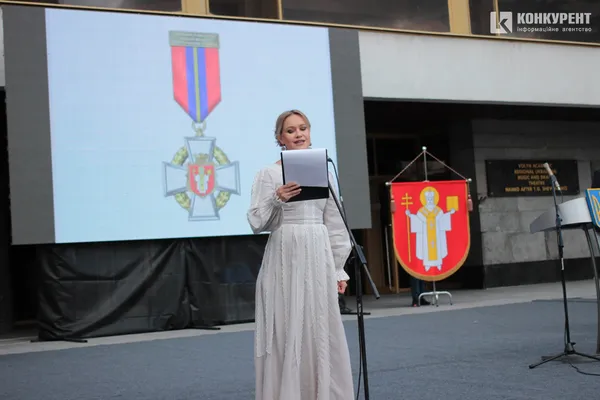 Квіти і класична музика: у центрі Луцька почали святкування Дня міста (фото)