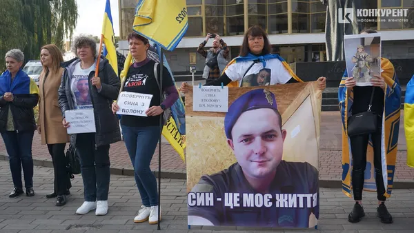 «Волю захисникам Маріуполя»: у Луцьку сім'ї полонених влаштували акцію (фото)
