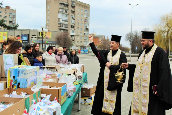У Ковелі освятили майже тисячу пасок для луганської тероборони (фото)