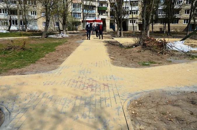 Як у Луцьку ремонтують один із найбільших дворів (фото)