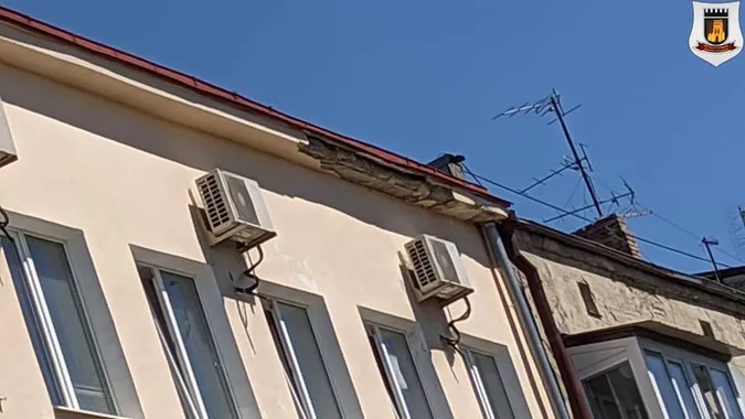 Небезпечно: в Луцьку в «Укрпошти» сиплеться фасад (фото)