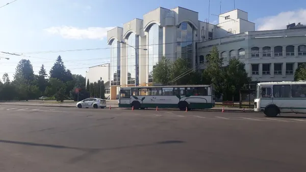У Луцьку водій тролейбуса наїхав на чоловіка (фото)
