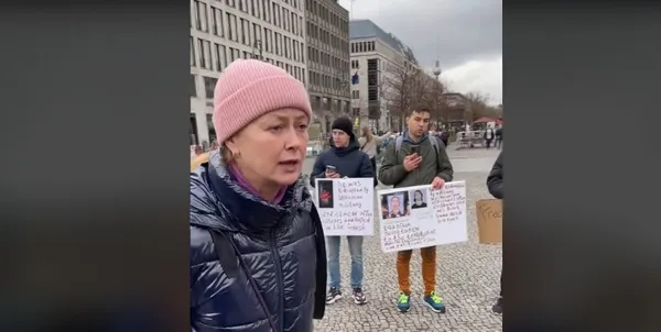 У Німеччині луцька журналістка поскандалила із ухилянтами та противниками мобілізації (відео)