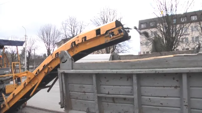 Ремонт дороги на Рівненській завершать за два дні (відео, фото)