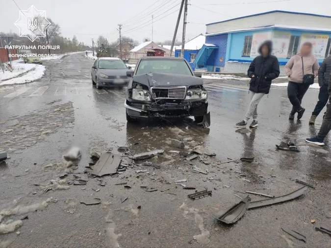 Chery не пропустив вантажівку: у Луцькому районі – серйозна ДТП (фото)