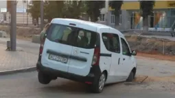 Авто потрапило у пастку на проспекті Волі у Луцьку (фото)