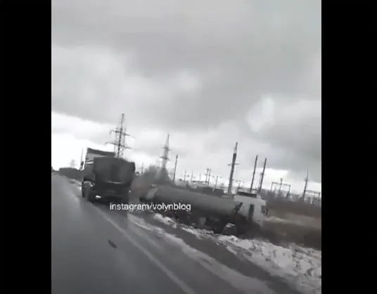 На Волині фура злетіла з дороги (відео)
