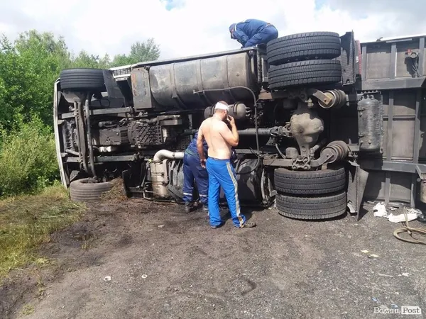 На волинській трасі перевернулась фура (фото)