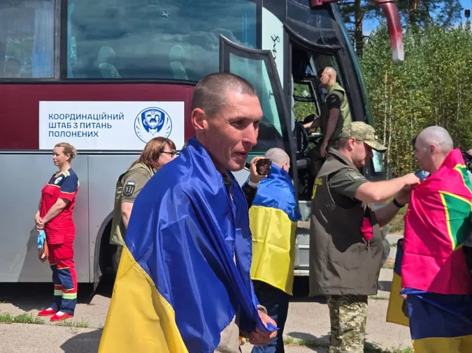 Обмін полоненими: в Україну повернулися 103 українські воїни (фото)